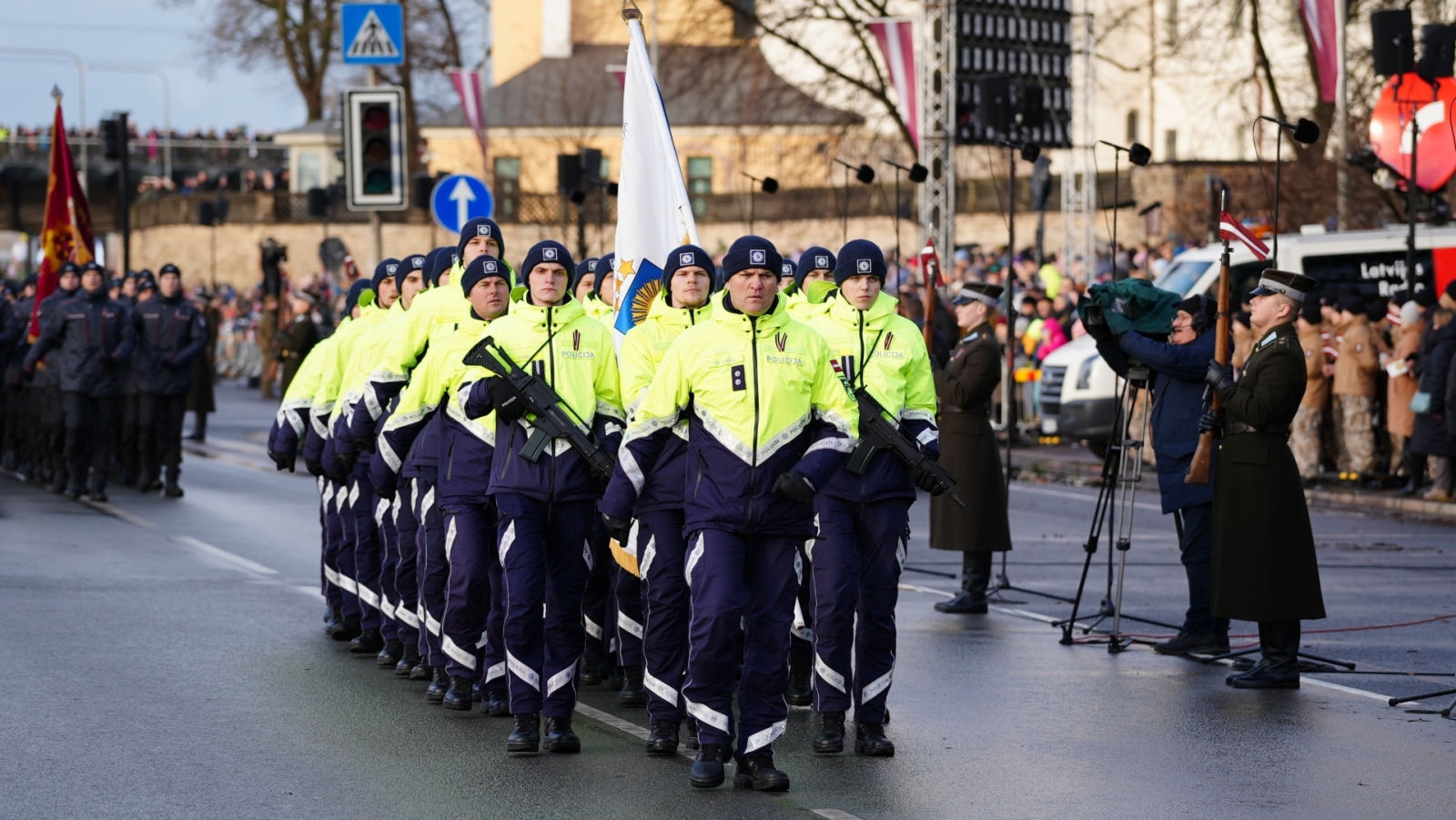 Iekšlietu ministrijas vadība un iekšlietu dienesti piedalās Latvijas Proklamēšanas gadadienai velt