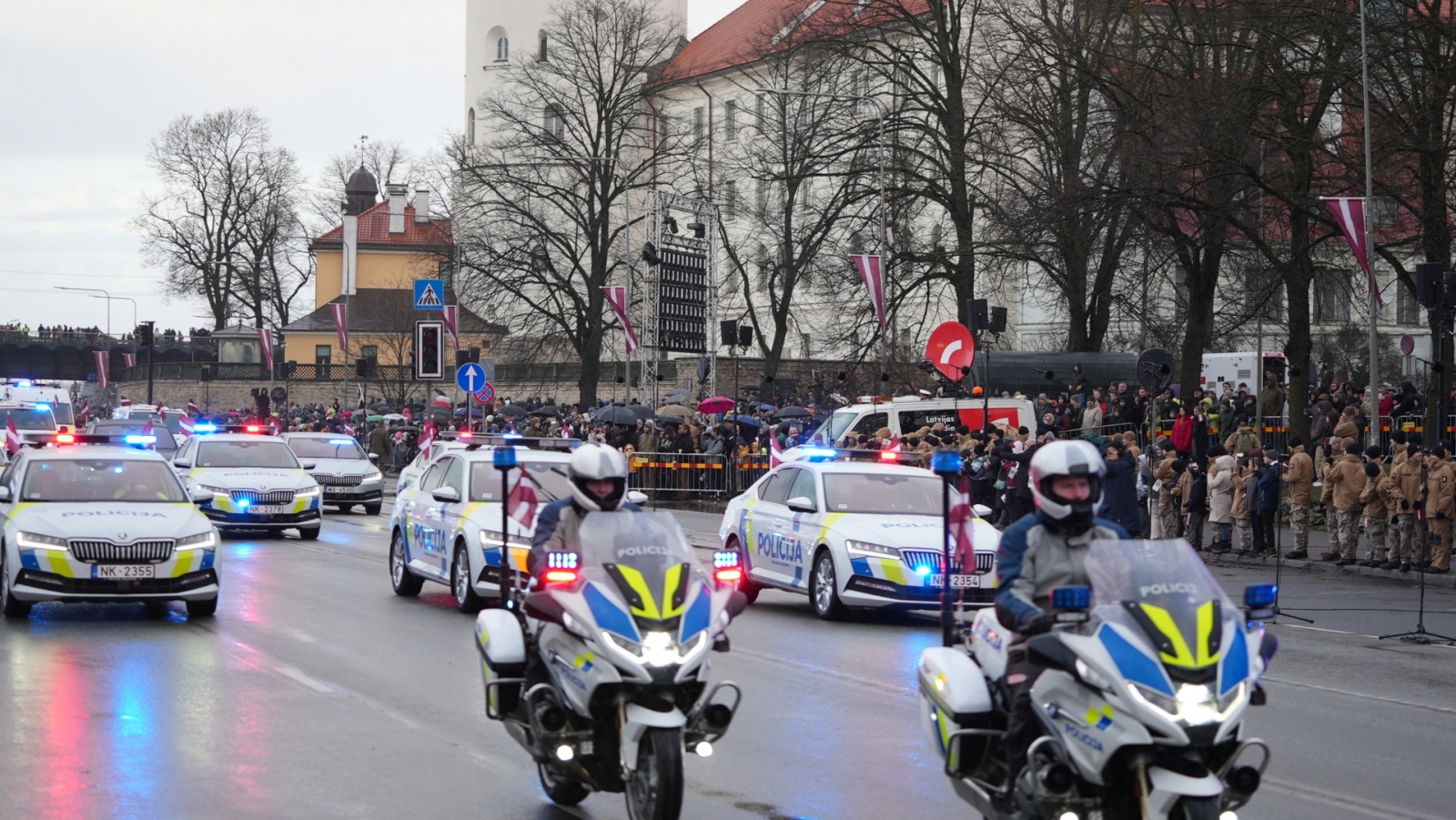 Iekšlietu ministrijas vadība un iekšlietu dienesti piedalās Latvijas Proklamēšanas gadadienai velt